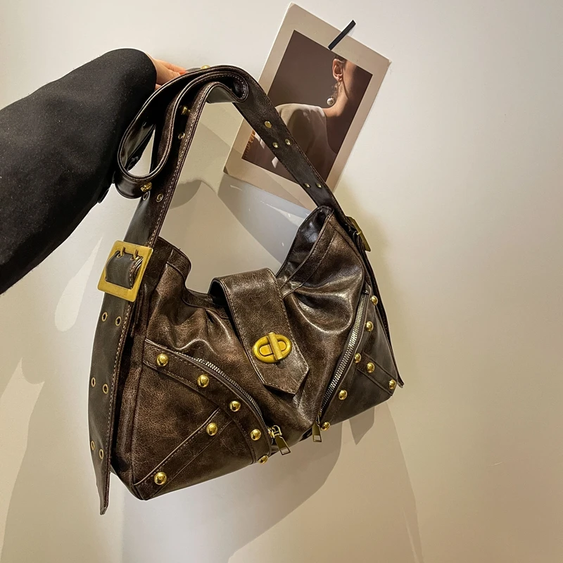 Однотонная сумка на плечо из ПУ кожи с заклепками и молнией