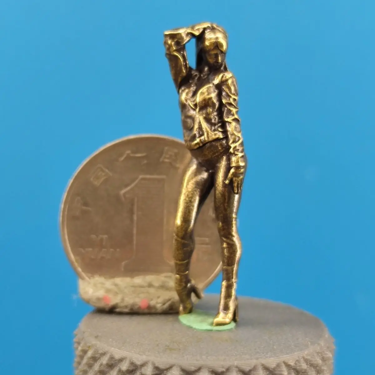 

Миниатюрная медная статуэтка