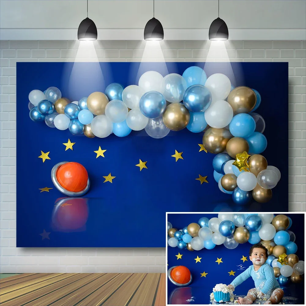 Фон с детским космическим воздушным шаром детский портретный торт первый день
