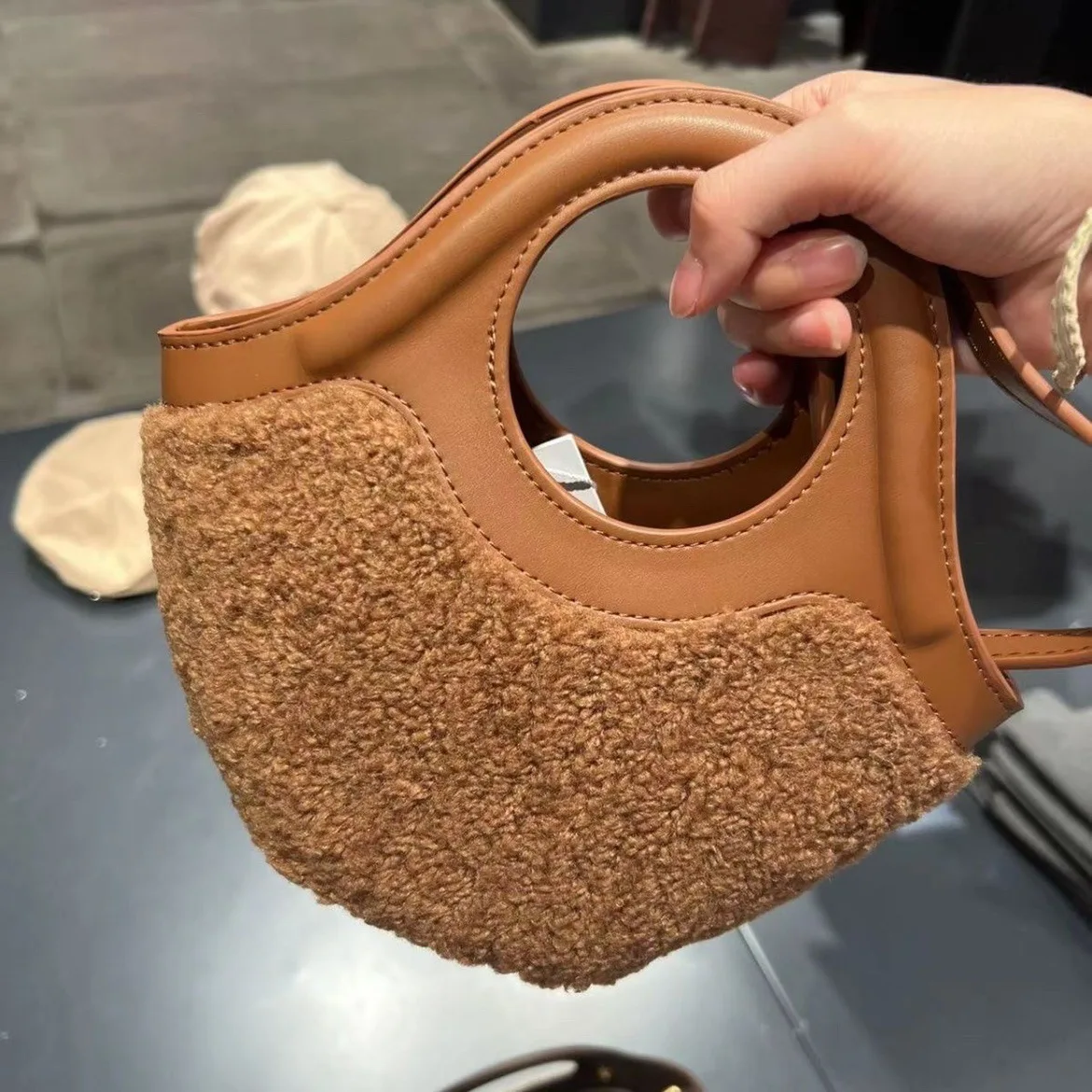 

Design Women Bag 2023 New Winter Vegetable Basket Bag Plush Crossbody Bag Versatile Small Women Handbag