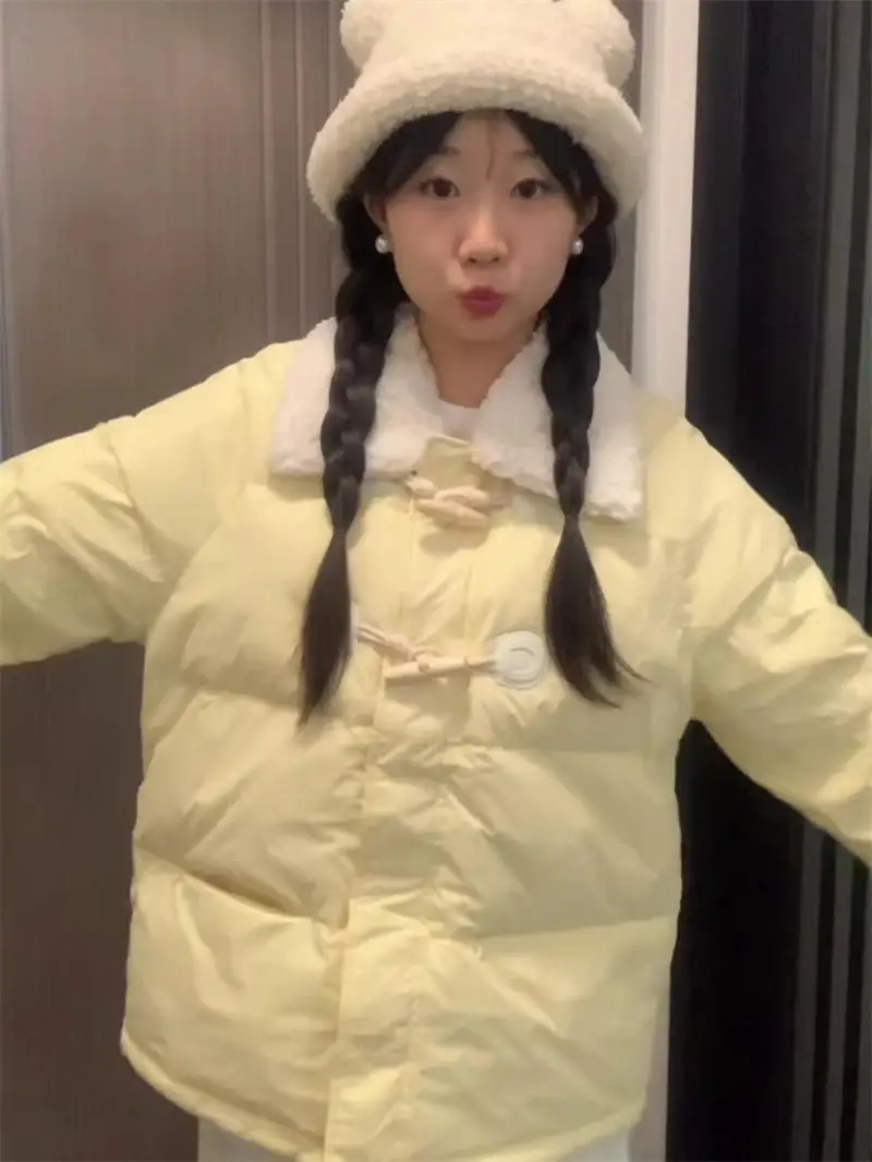 Молочно-желтое милое женское пальто на хлопковой подкладке с роговой пряжкой