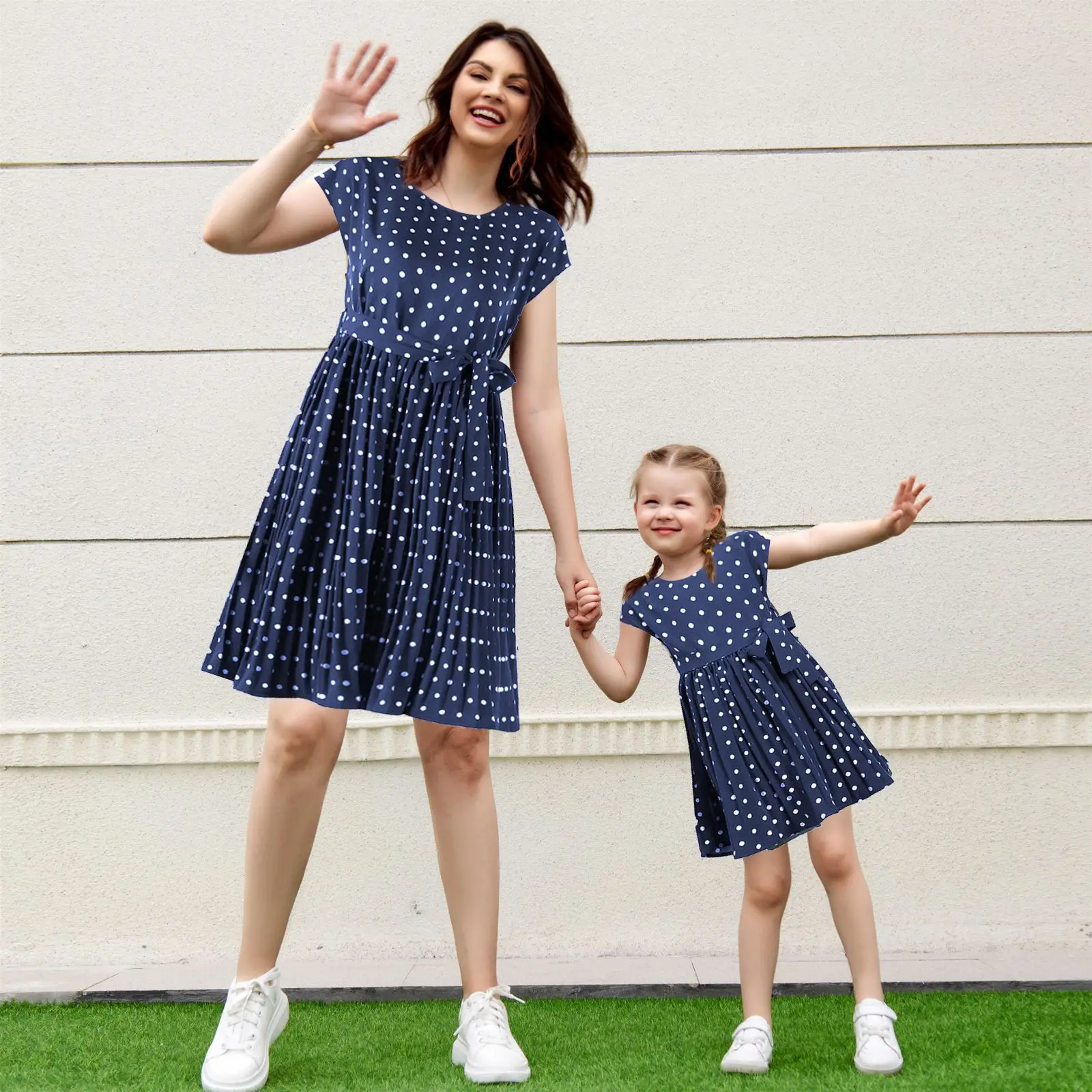 

Mother Daughter Dresses Summer Short Sleeve Polka Dots Dress for Mother Girls Belted Pleated Dress Family Matching Outfits