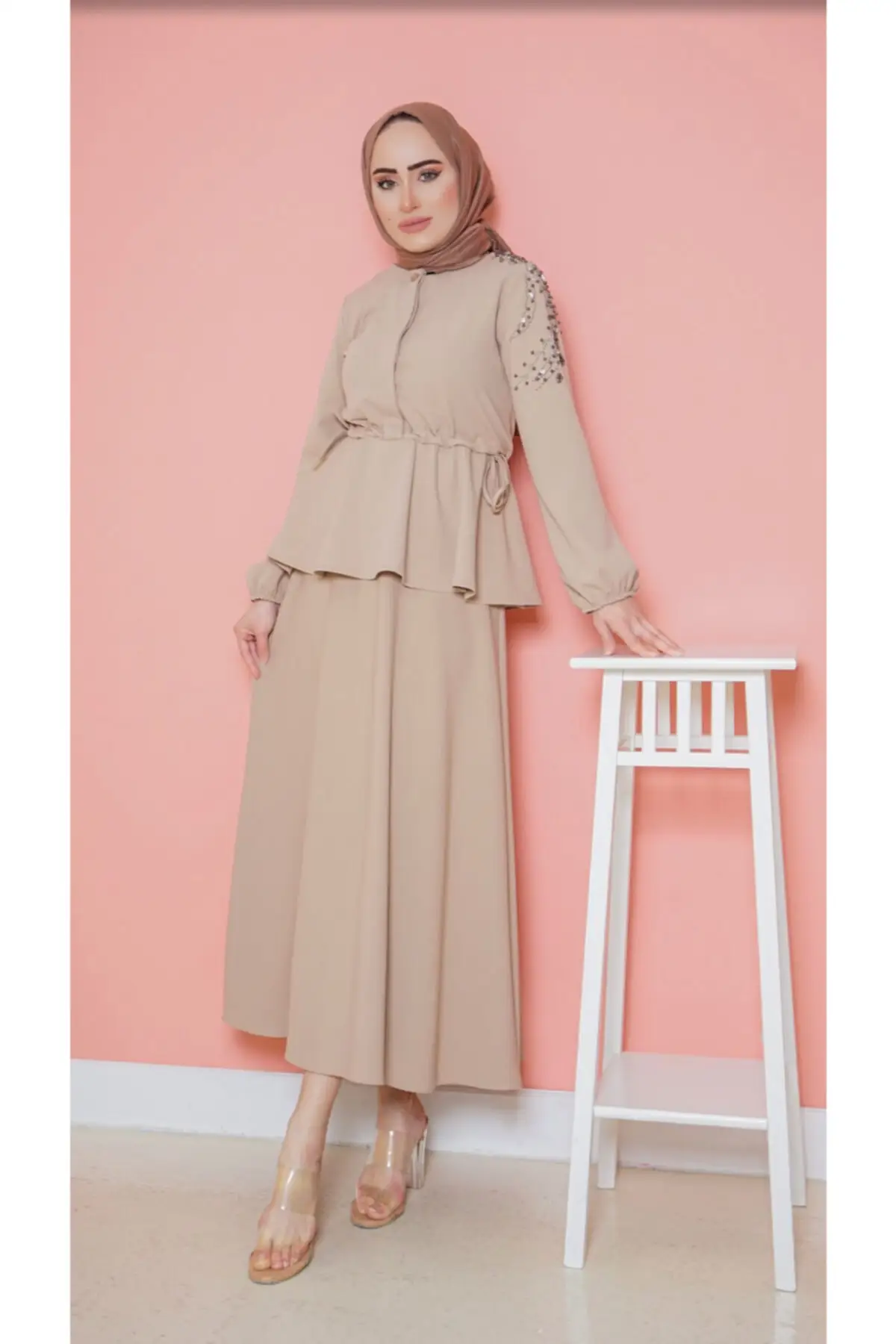 

Женский мусульманский костюм с наплечниками из фианита