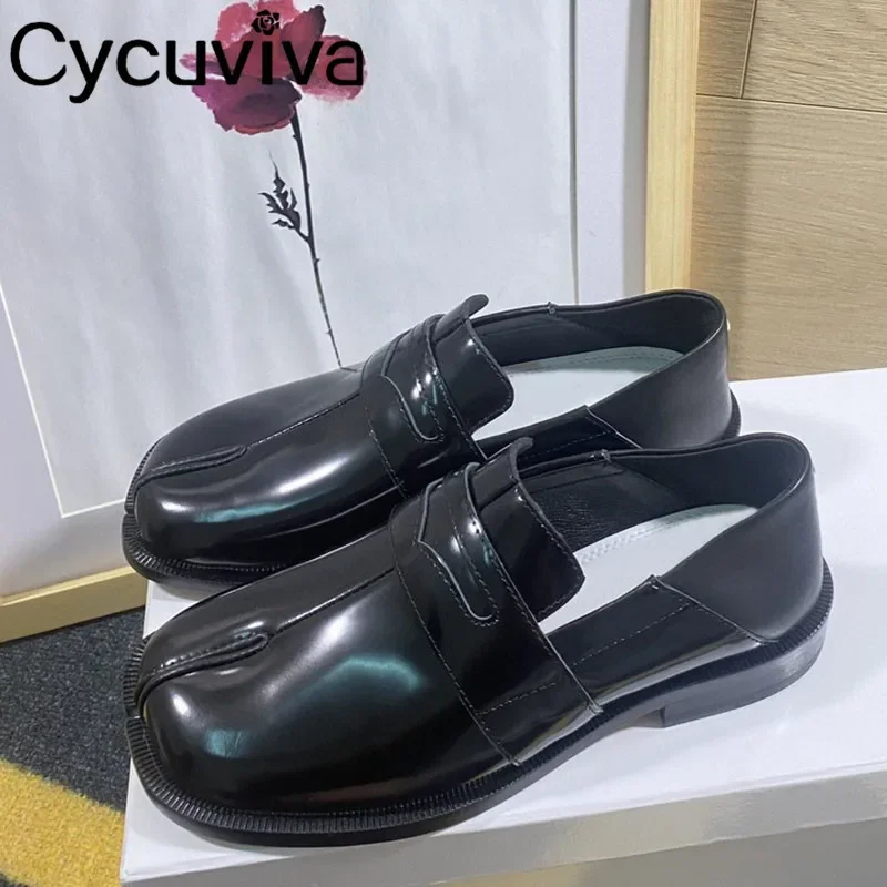 Лоферы на плоской подошве из натуральной кожи с раздельным носком женские