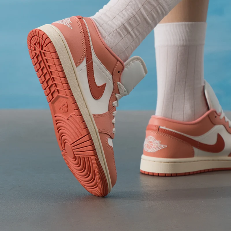 Фото Женские спортивные баскетбольные кроссовки Nike Air Jordan 1 Low с низким профилем для тренировок, модель DC0774-180 №5