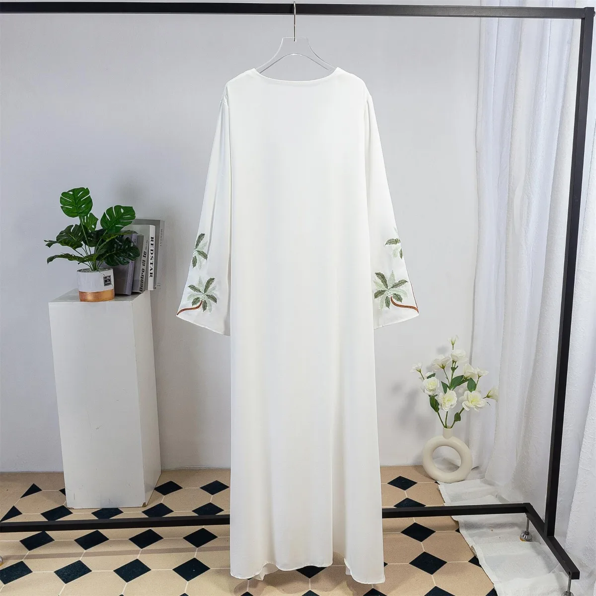 Женское платье макси с вышивкой длинным рукавом и открытой передней частью