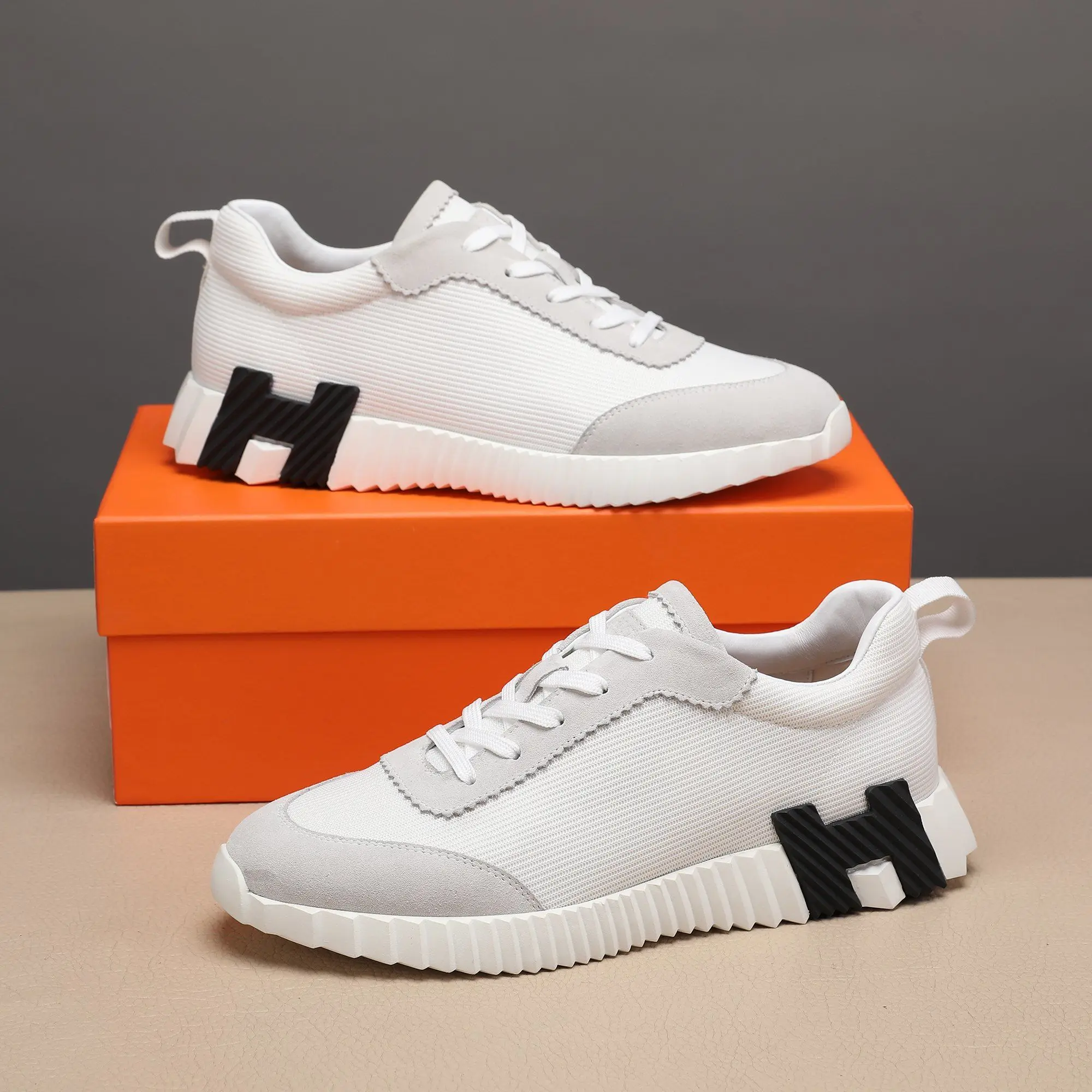 2023 Fashionable Casual Skateboard Shoes Fabric Splicing Non-Slip Low-top Sports Shoes Black and White Unisex Sports Shoes