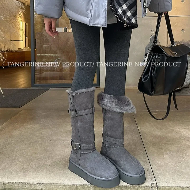 Зимние зимние сапоги до середины икры на плоской подошве с круглым носком.