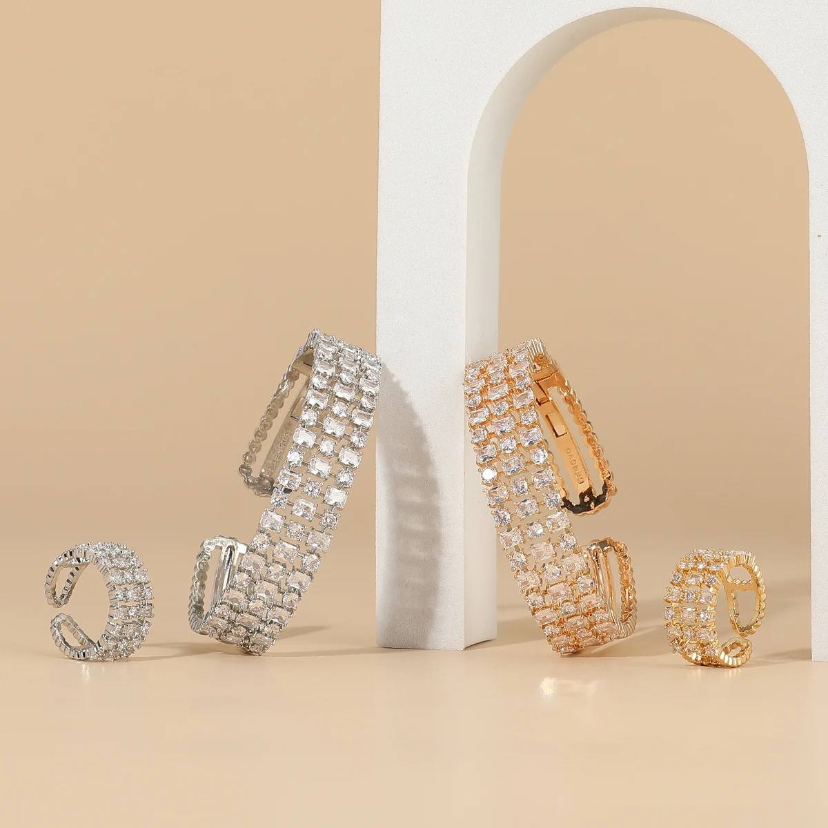 Модный циркониевый браслет и кольцо с геометрической перфорацией