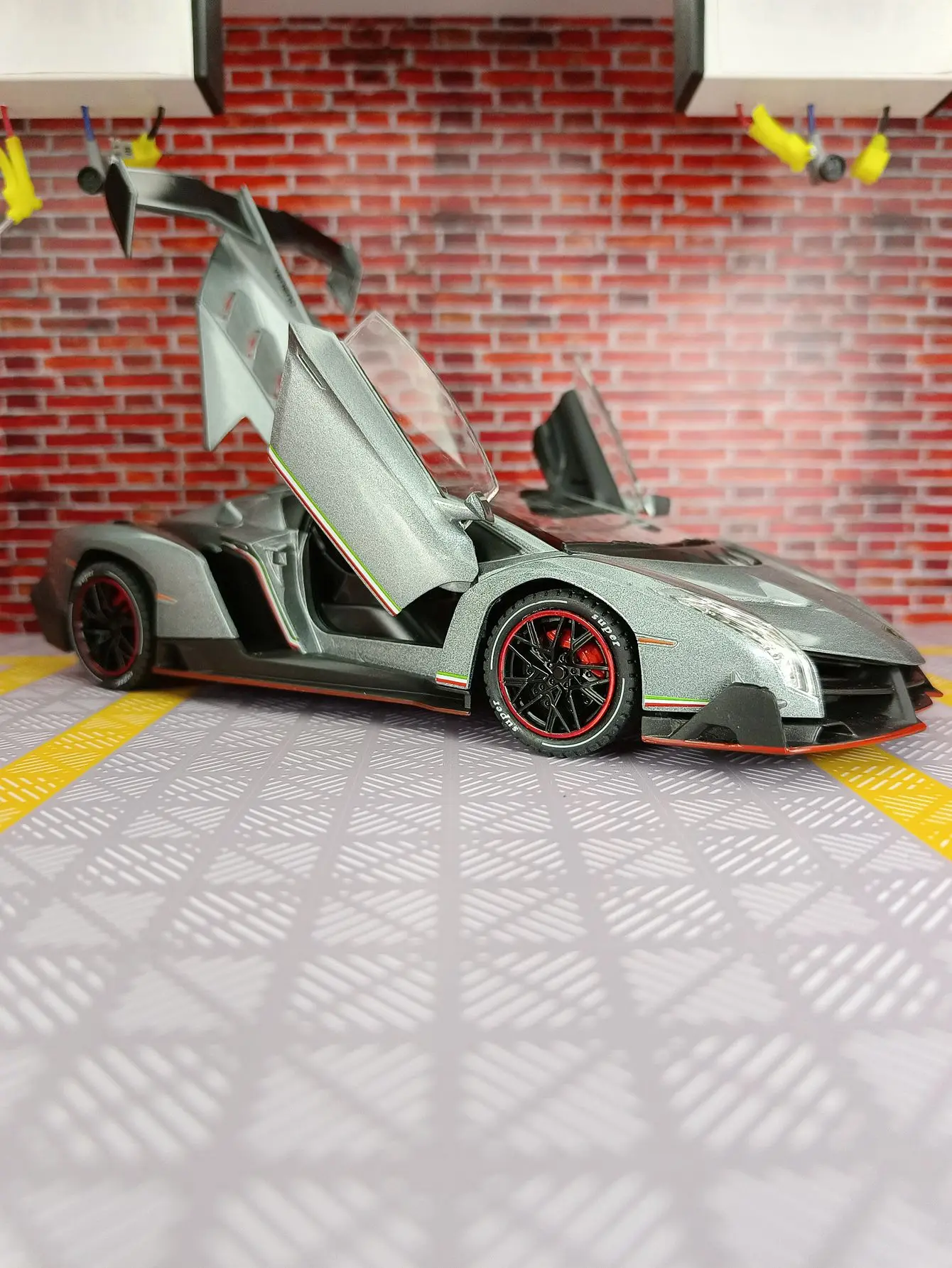 Фото Модель автомобиля Lamborghini Veneno в масштабе 1:24, двери, передний капот и крышка багажника также открываются, хорошее качество. №2