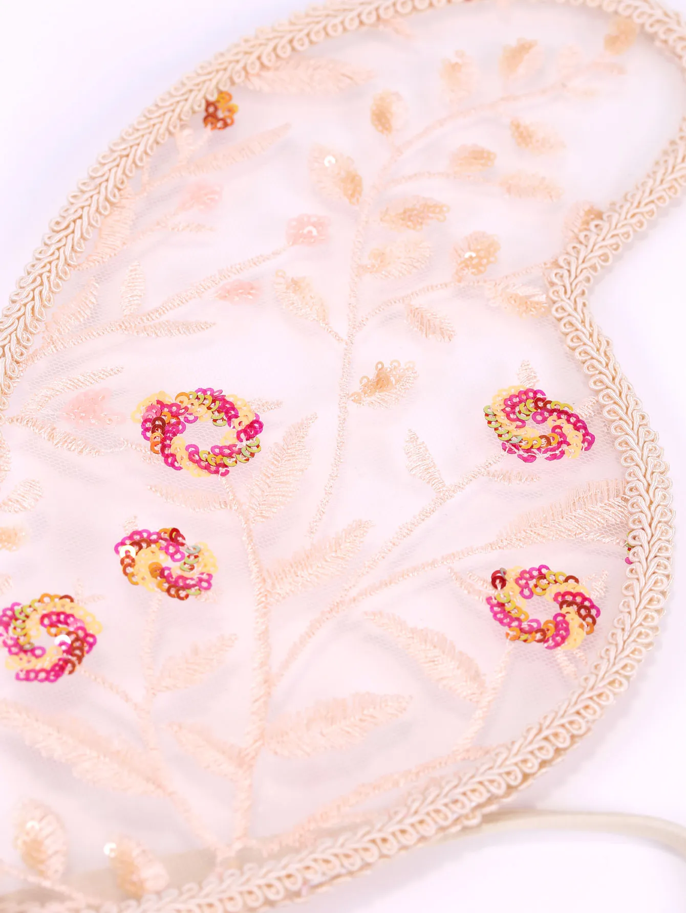 Снежные зубья сетка вышивка блестки лист девушка крылья бабочки праздничный