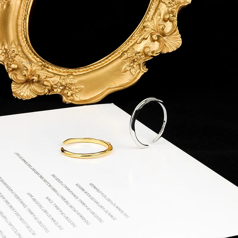 

Женское гладкое кольцо серебряного цвета