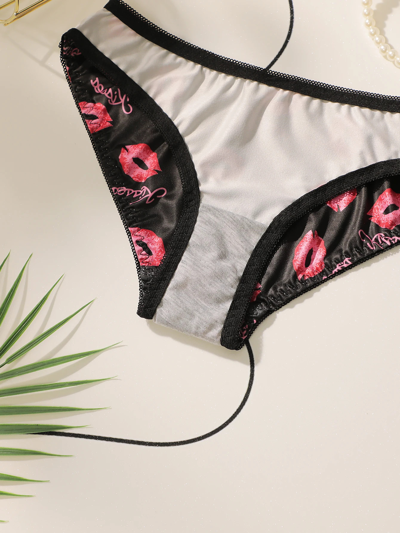 Сексуальный бюстгальтер и трусики из полиэстера