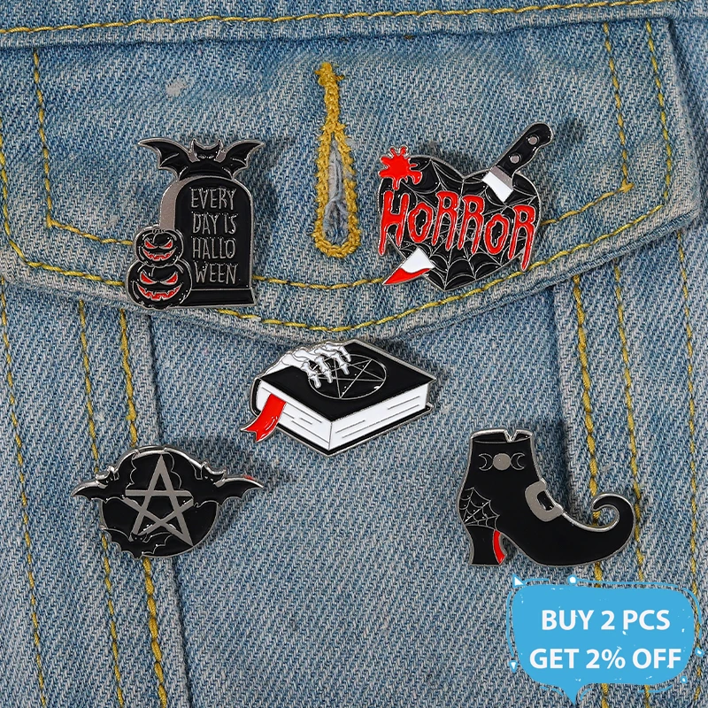 Оптовая цена на каждый день эмалированные заколки Хэллоуин кинжал ведьма книга