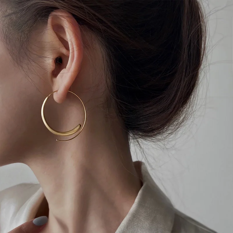 

High-end Design Matte Gold Matte Circle Earrings Cold Wind Exaggerated Atmosphere Versatile Metal Earrings