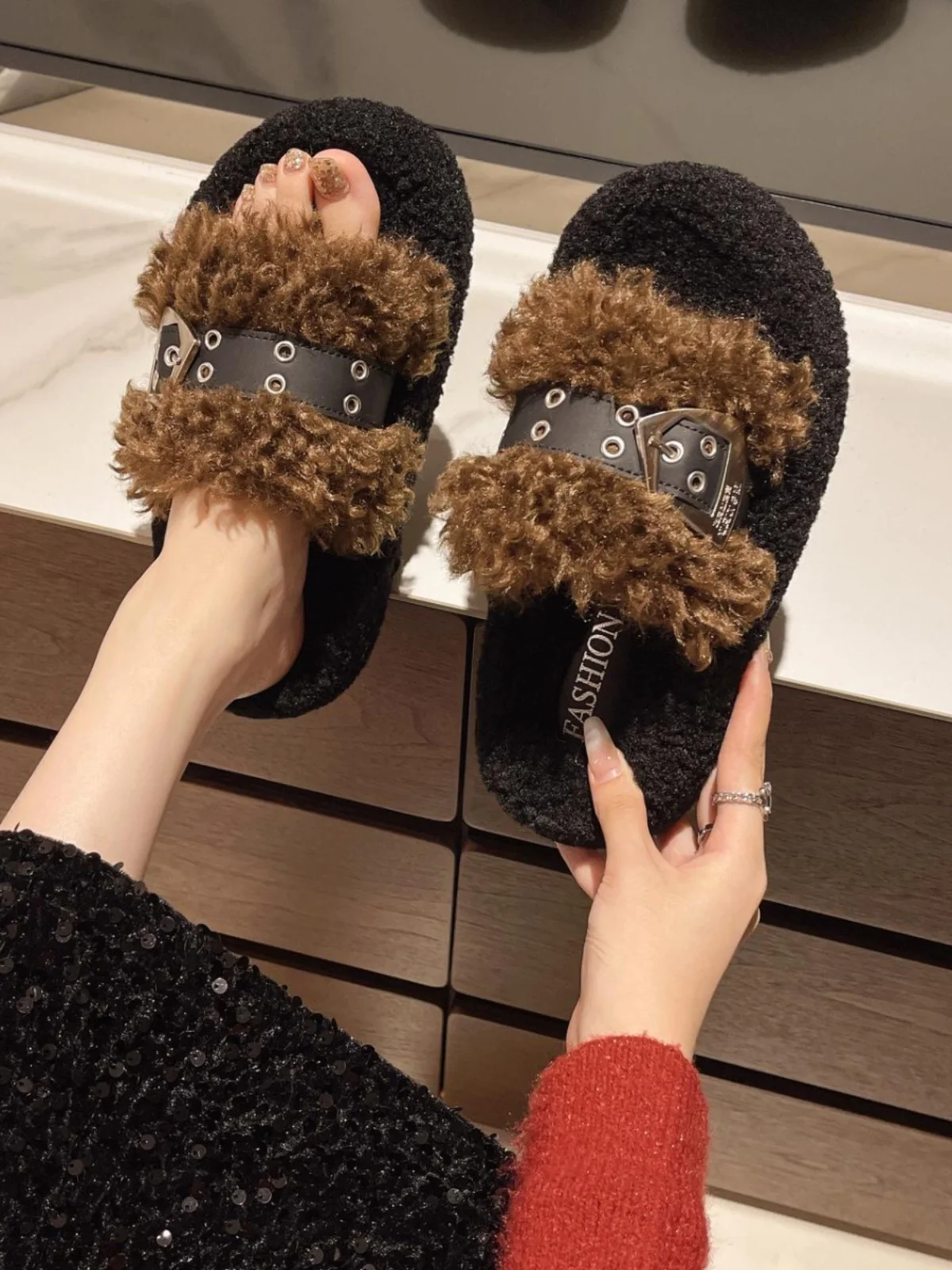 Женская обувь шлепанцы на плоской подошве меховые платформе 2024 плюшевая