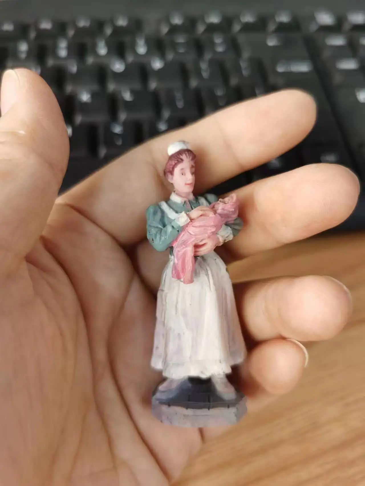 

Фигурка из смолы "Женщина с ребенком"