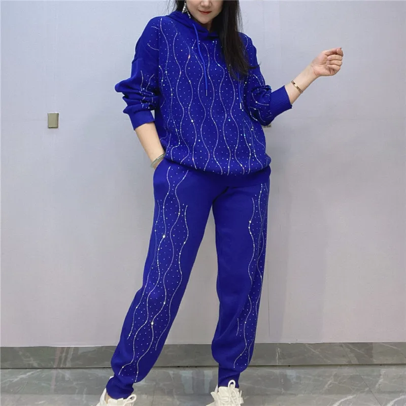 Модный вязаный спортивный костюм с капюшоном и бриллиантами красный черный