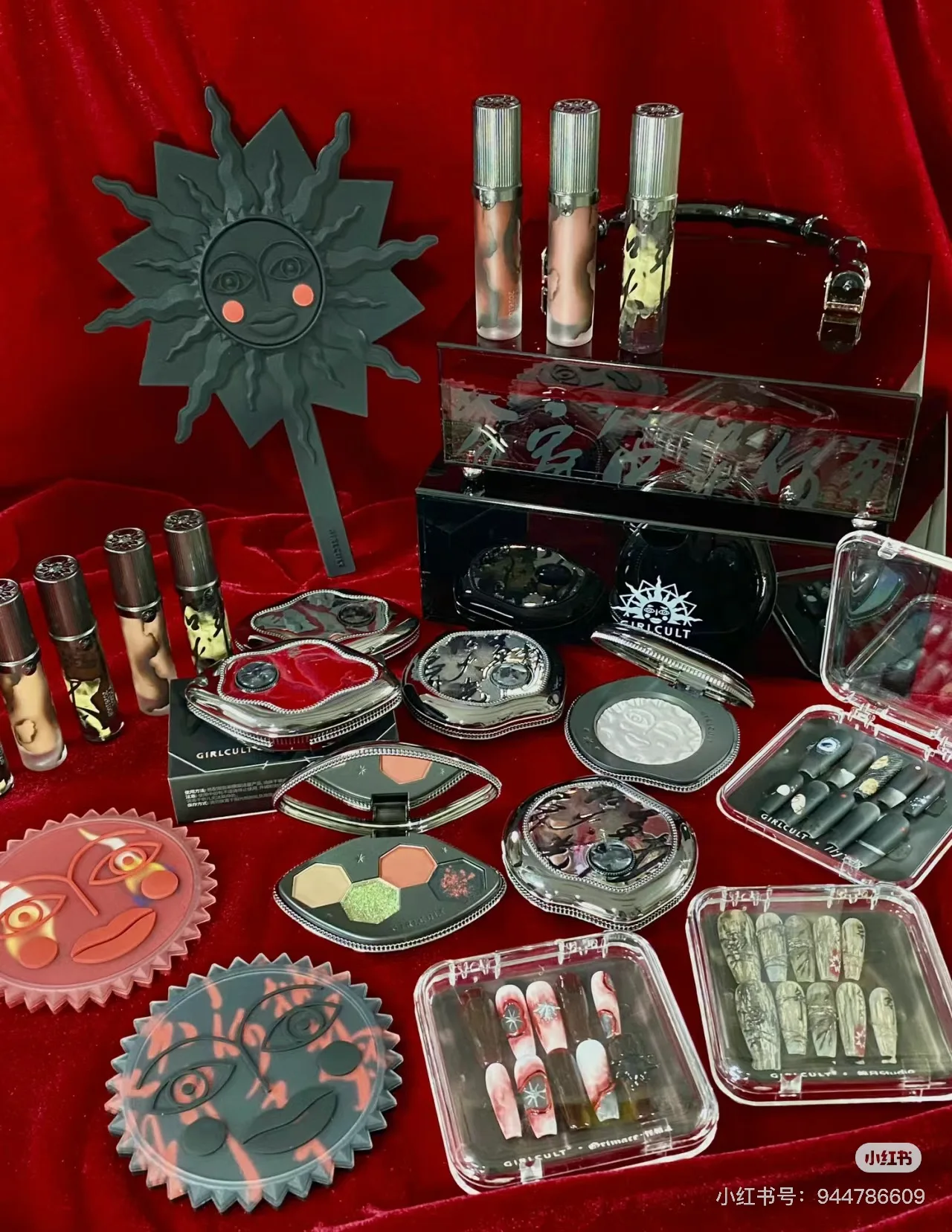 Набор для макияжа с 4 изобретениями