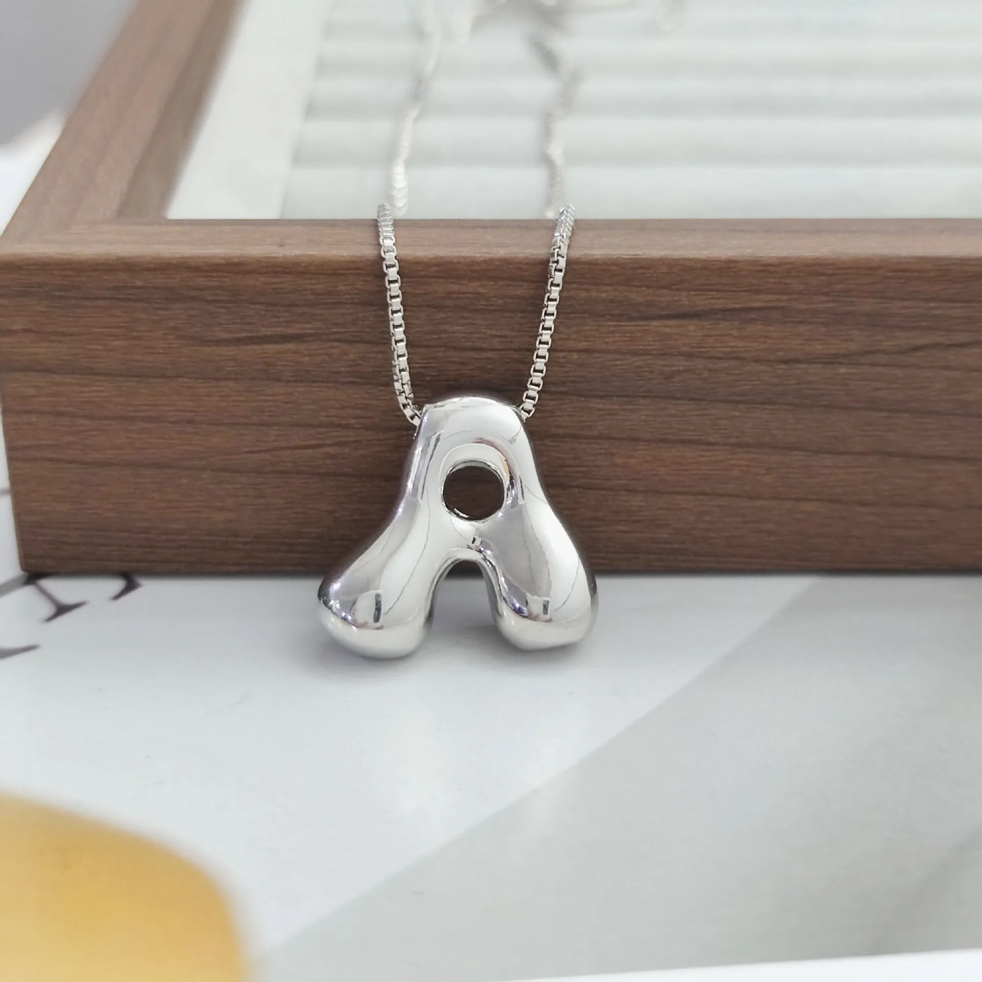 Нежное массивное ожерелье с подвеской в виде воздушного шара буквами и для