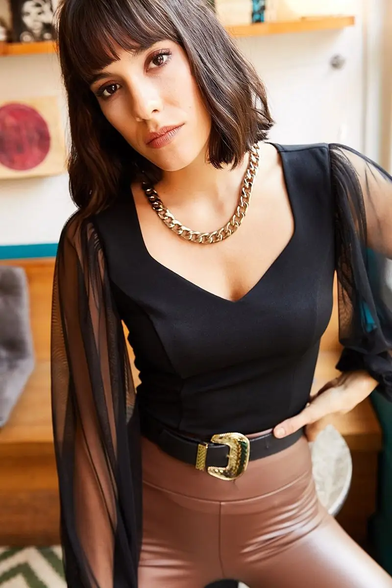 

Women's Black Handle Tulle V Neck Knitted Blouse