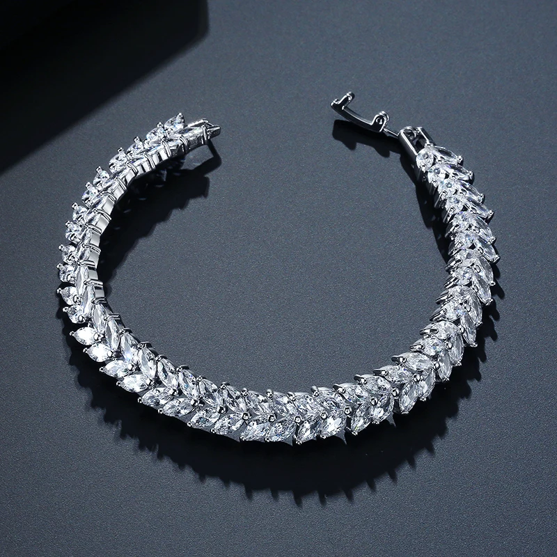 

Fashion Classic AAA Cubic Zircon White Gold Geometric Bracelets for Woman Elegance Wedding Party Birthday Gift