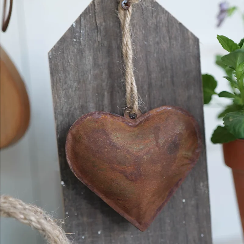 

Деревянные подвесные сердечки