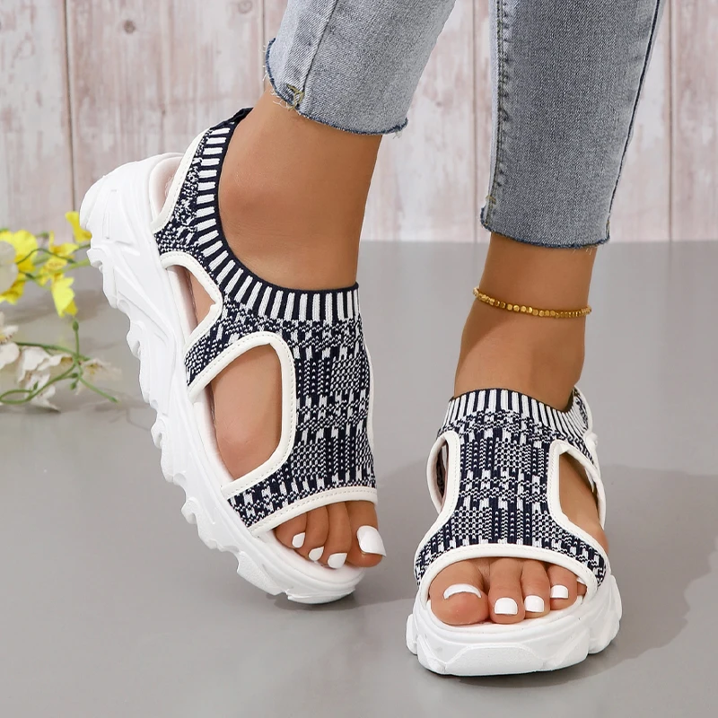 

Женские спортивные сандалии на танкетке, летние шлепанцы на платформе, повседневная обувь, новинка 2023, модные шлепанцы на среднем каблуке, с...