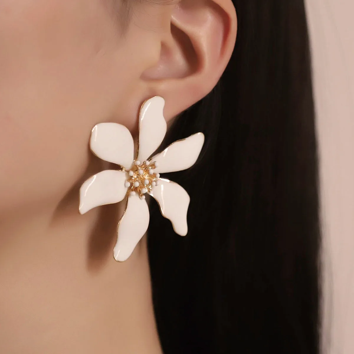 Модные элегантные висячие серьги в виде цветка белые для женщин аксессуары