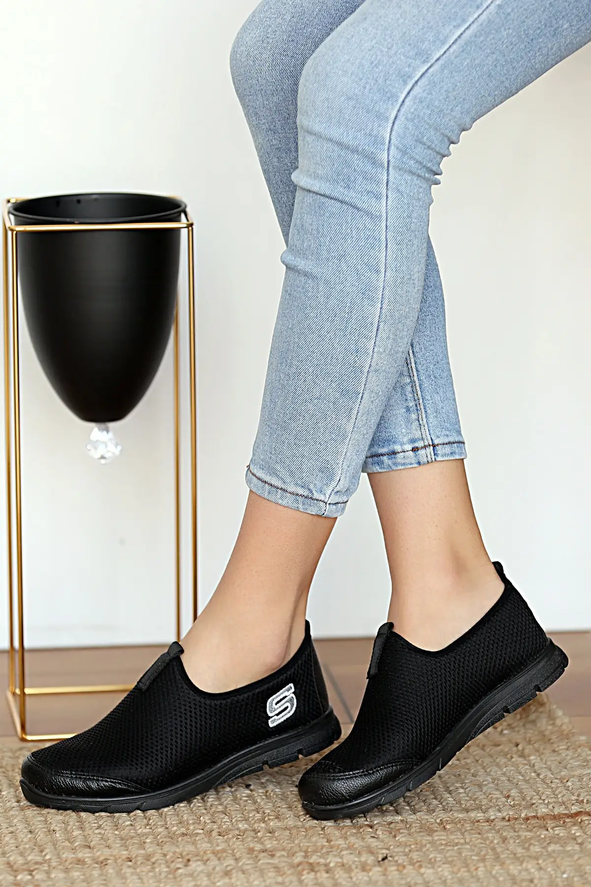 

Женские черные кроссовки