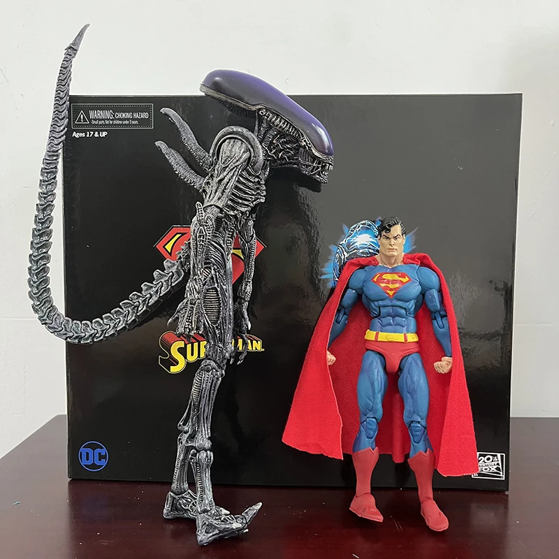 Оригинальная фигурка Бэтмена Супермен против инопланетянина ксеноморфа NYCC 2019
