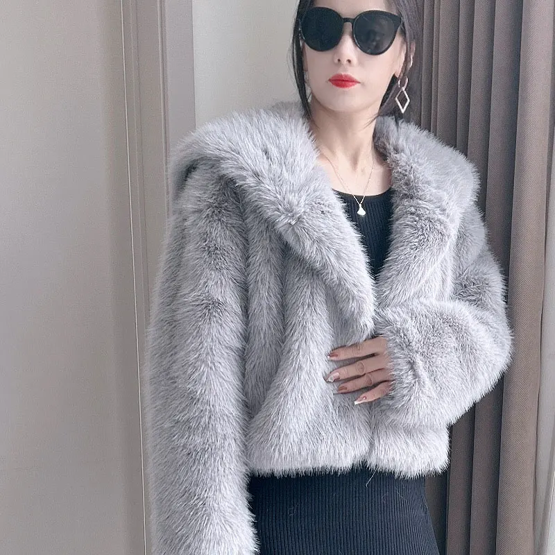 Осенне-зимнее короткое пальто с искусственным лисьим волосом