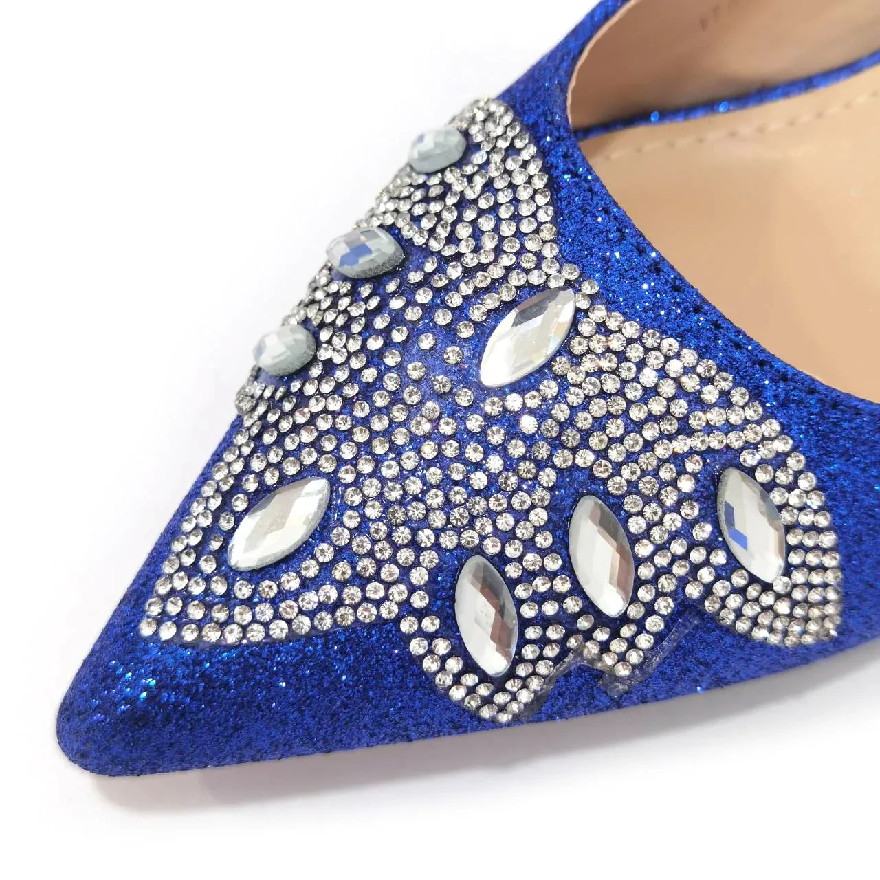 Женские босоножки на среднем каблуке в нигерийском стиле