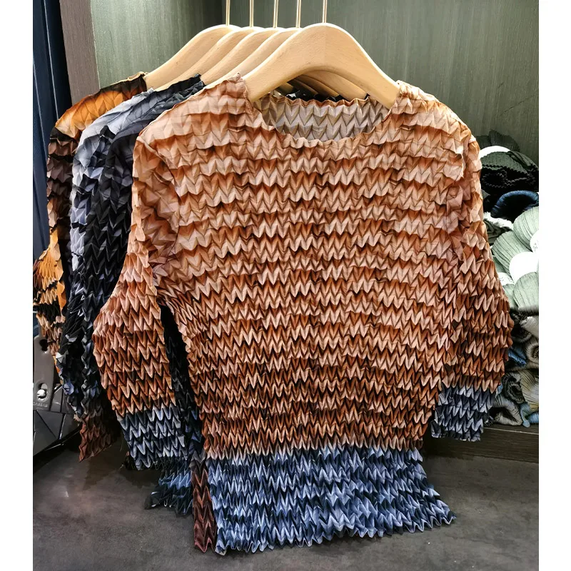 

Женская плиссированная футболка с круглым вырезом и рукавом три четверти