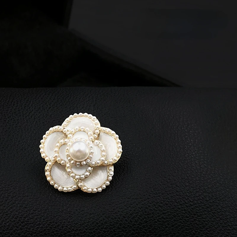 Chic Five Petal Flower Small Brooch Exquisite High-End Pearl Element Accessories Fixed Clothes Collar Pin Women Suit Jewelry Pin