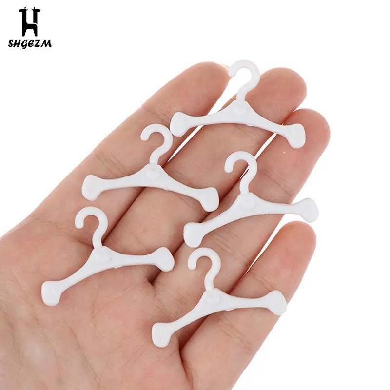 

5pcs Dollhouse Miniature White Wardrobe Clothes Hangers For Dolls Accessories Mini Plastic Clothes Hanger Doll House Toy