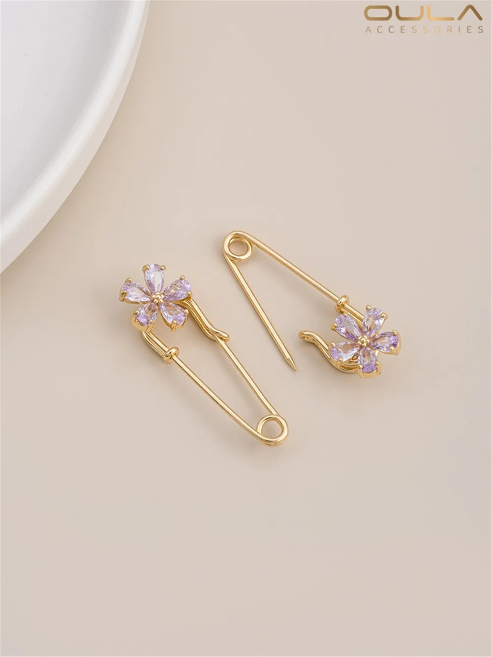 Брошь из циркония с инкрустированным золотом 14 к в форме цветка