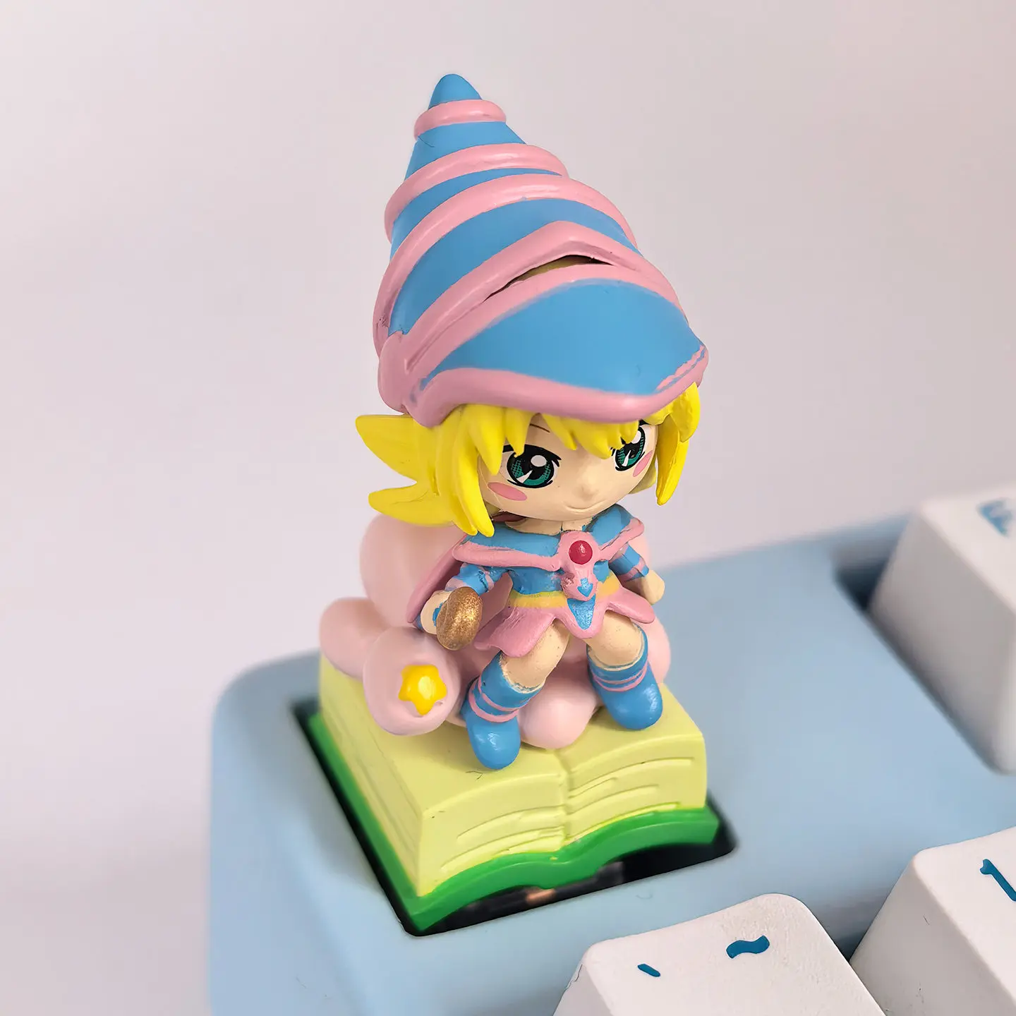 Фото Сделай сам: Yu-Gi-Oh! своими руками! Механическая клавиатура Black Magician Girl с милыми перекрестными механическими клавишами, персонализированные кейкапы для ПК №1