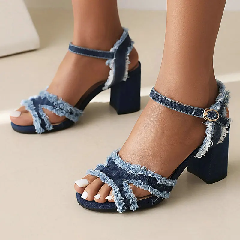 

Туфли женские джинсовые с бахромой и открытым носком, шикарная повседневная обувь из денима с начесом, на квадратном массивном каблуке, ков...