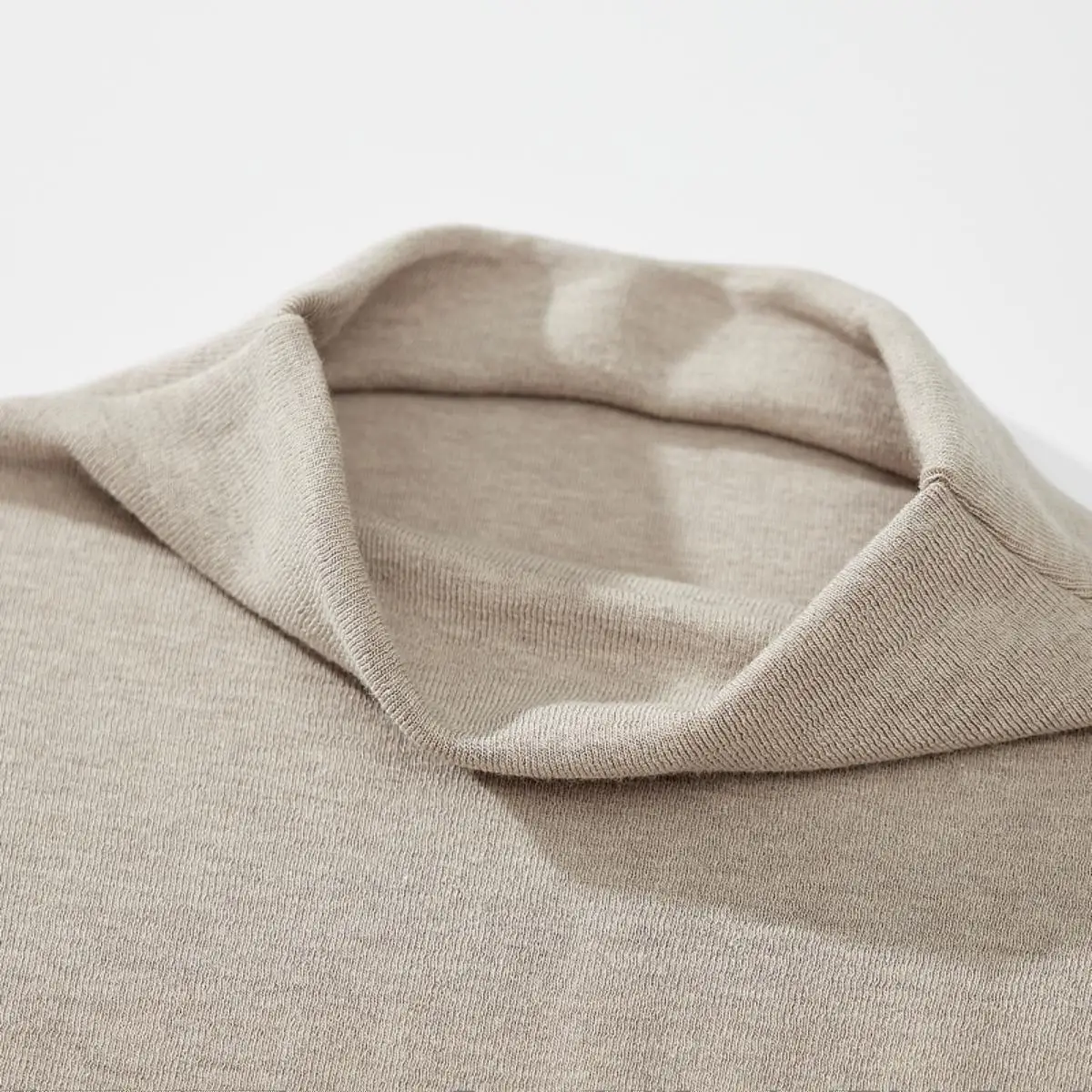 Xiaoyunmi Milk Tea Waist Hugging Pleat Half-high Collar Bottoming Shirt Women Autumn Tight Stretch Unique Hem Inner wear Top |