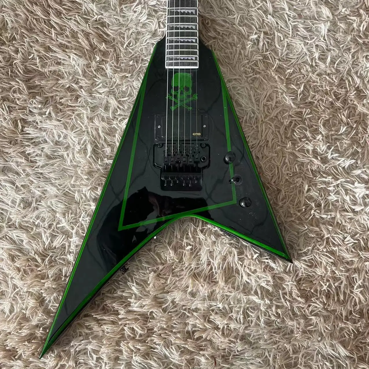 

Irregular V-shaped all-in-one electric guitar, black body, green pattern mahogany, rosewood fingerboard, mahogany track, EMG pic