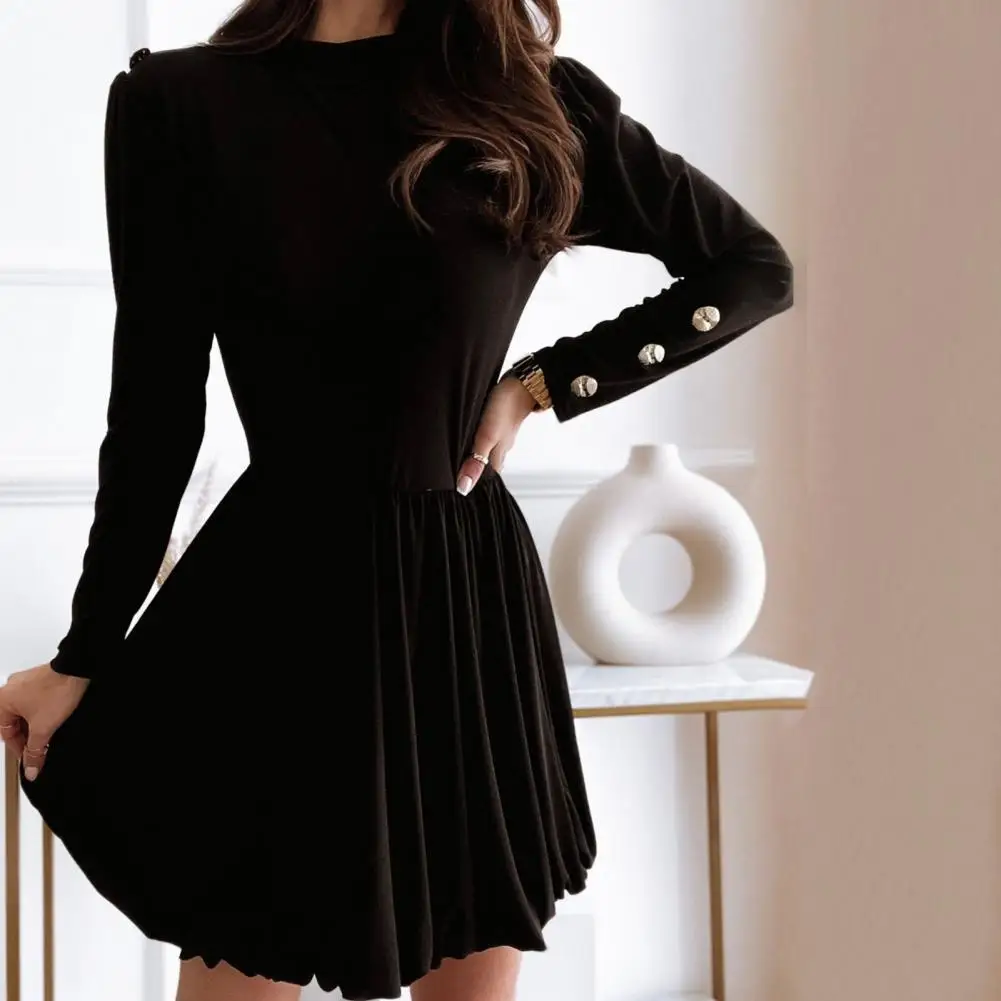 

Женское мини-платье с круглым вырезом