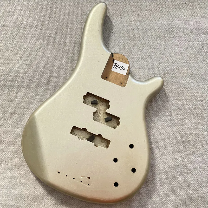 Корпус для басов FB132 из массива дерева 4 или 5 струн