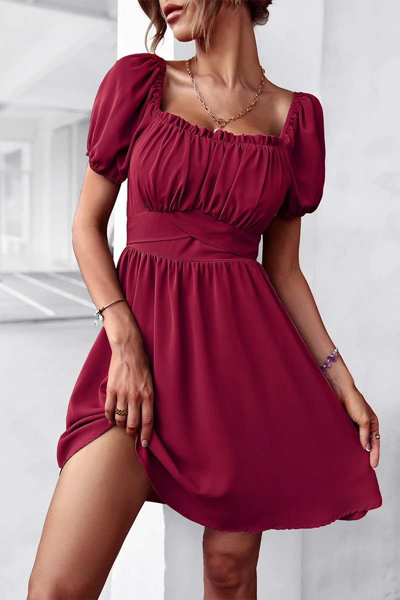 

Женское летнее платье с квадратным вырезом и буффами на рукавах