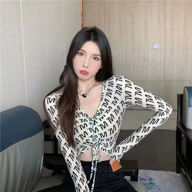 Футболка с длинным рукавом и V-образным вырезом