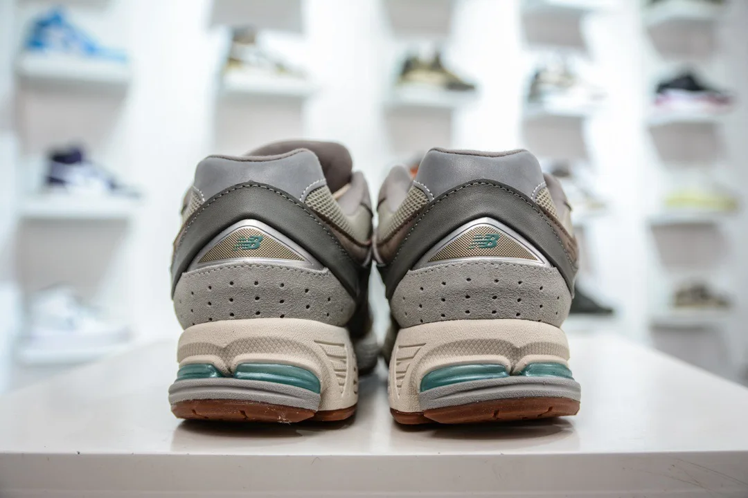 Противоскользящие и износостойкие беговые кроссовки New Balance NB 2002R серия CNY с