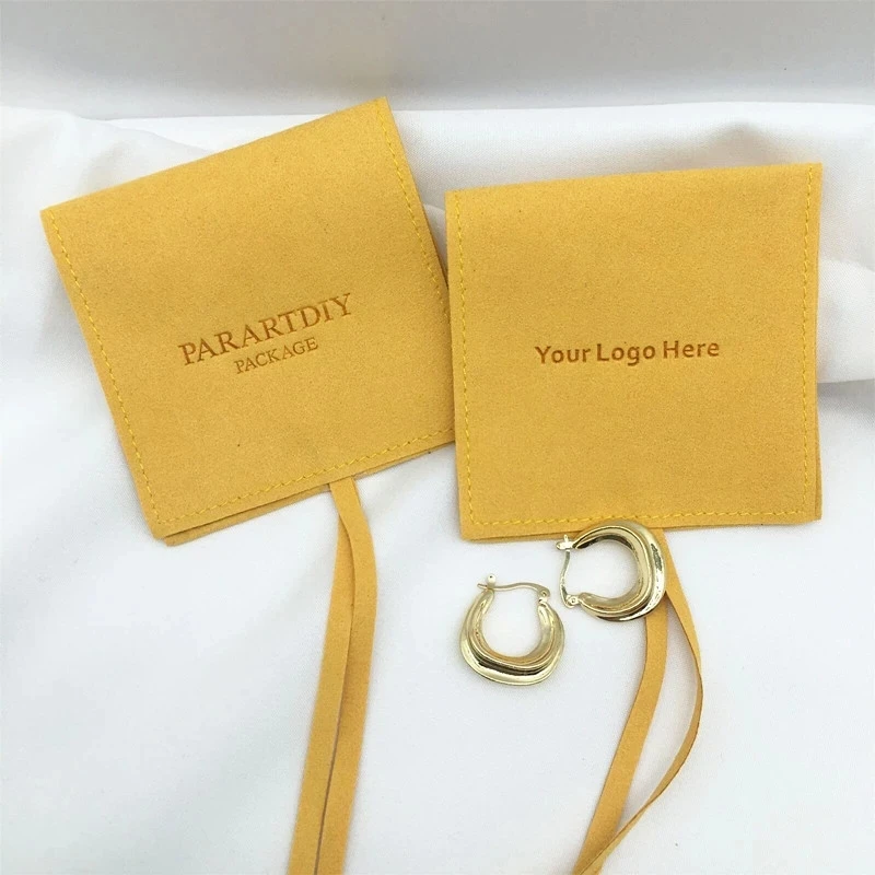 

50 разноцветных конвертов с индивидуальным логотипом с откидной крышкой, сумка для упаковки ювелирных изделий, сумка-Кольцо из микрофибры с тисненым логотипом