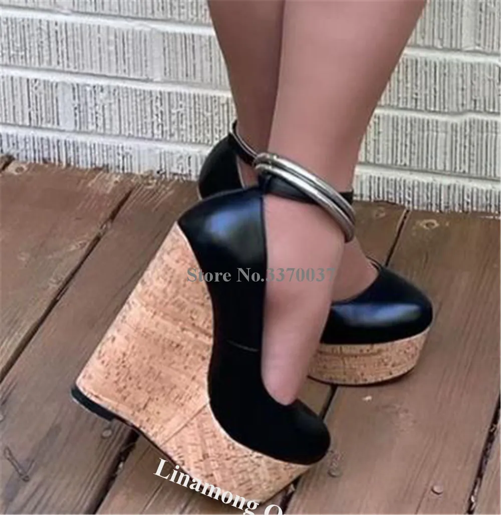 Женские туфли на танкетке с круглым носком и ремешком щиколотке