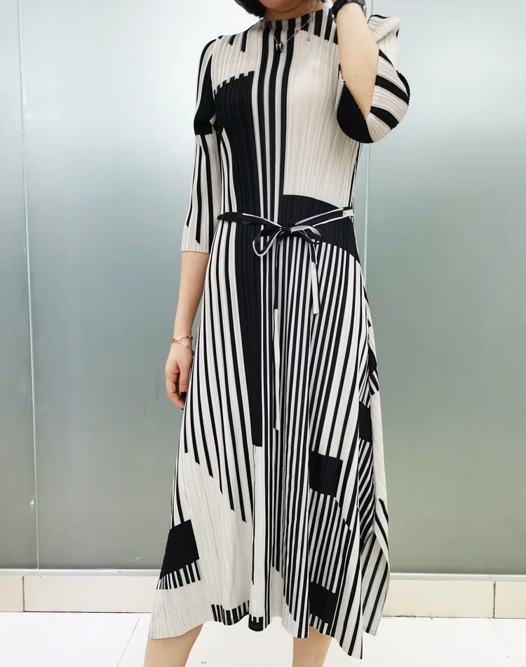 

Miyake pleated dress new digital print round neck three-quarter sleeves belted hem irregular dress
