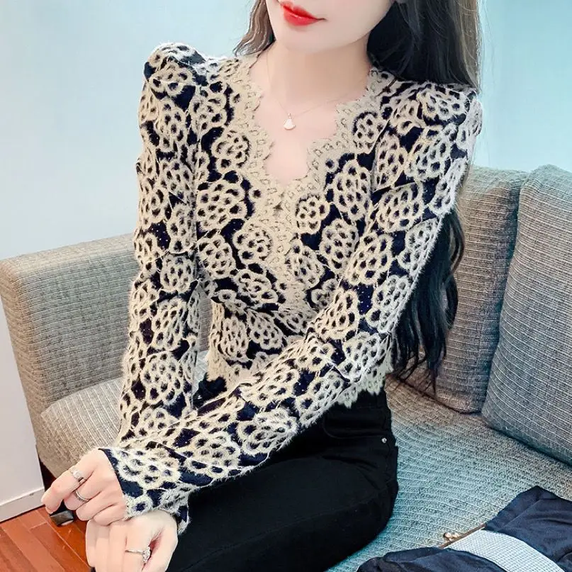 Женская рубашка на весну и осень в модном стиле сочетающемся с топом длинным